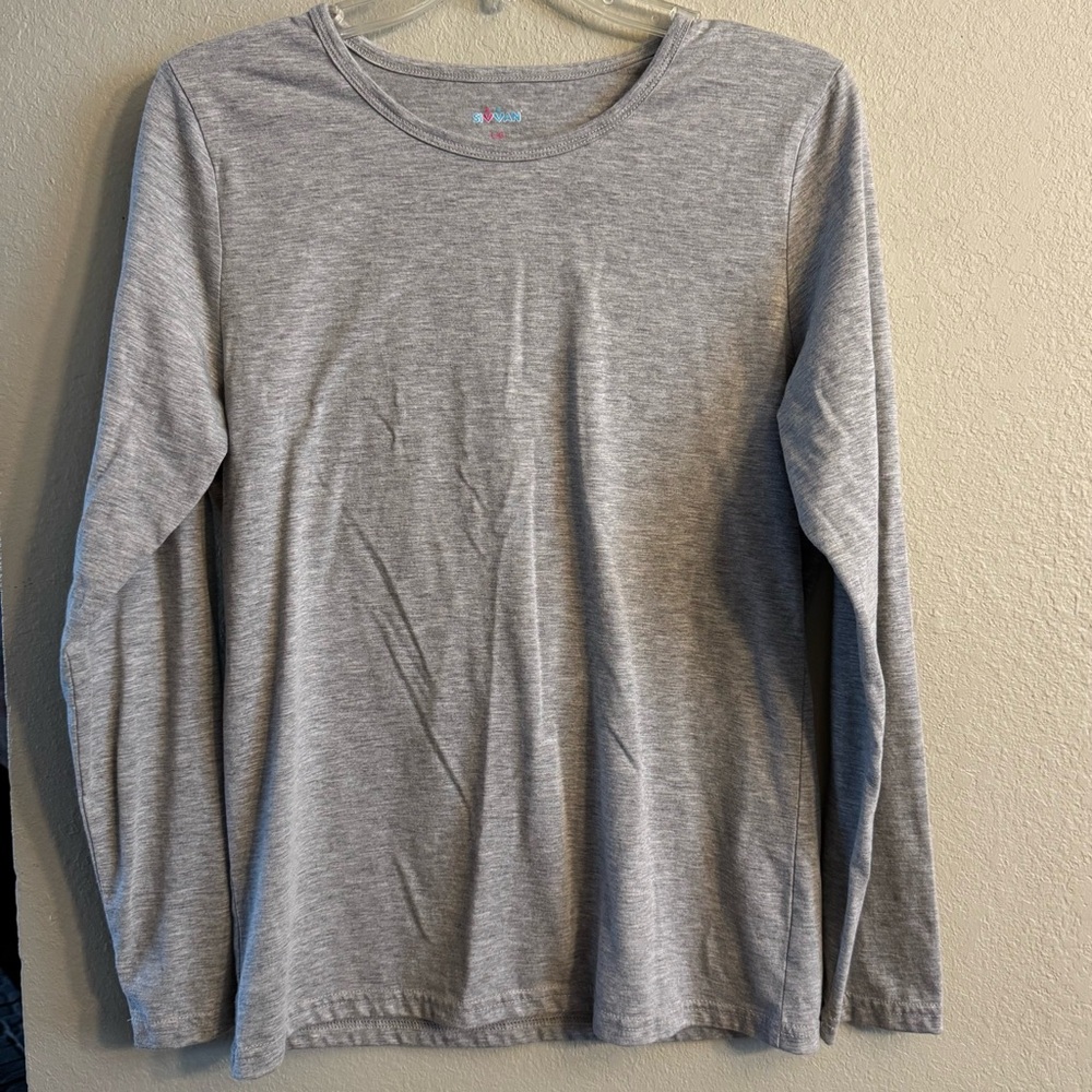 Sivvan women’s gray long sleeve T-shirt. Size large